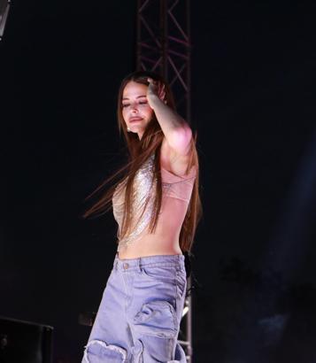 Tekirdağ'da 'Uluslararası Kiraz Festivali'nde Simge Sağın ve Reynmen sahne aldı