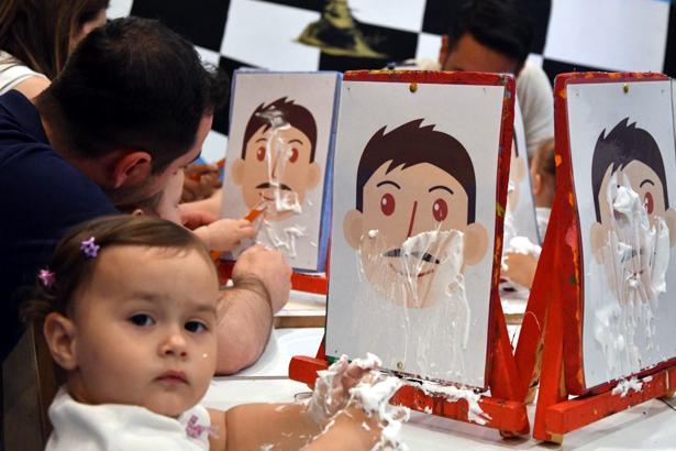 Kitabevinin 'babalar günü' etkinliğinde, çocuklar babalarıyla oyunlar oynadı