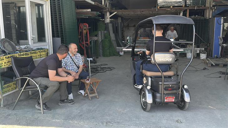 Umreye gidebilmek için sattığı engelli aracını, arkadaşları alıp hediye etti