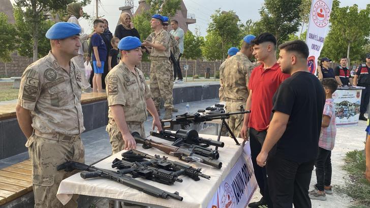 Jandarmanın silah sergisi ve köpek gösterileri ilgi gördü