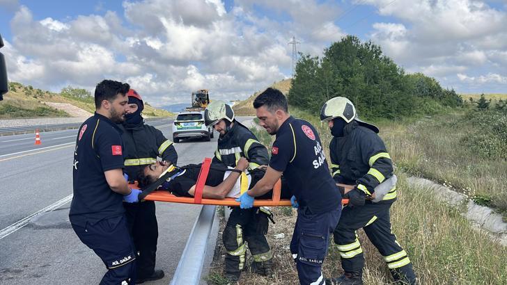 Otomobil, bariyere çarpıp şarampole devrildi; 4’ü ağır, 8 yaralı