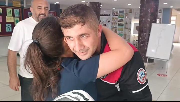 Trabzon’da sınava geç kalan öğrenciyi polisler yetiştirdi