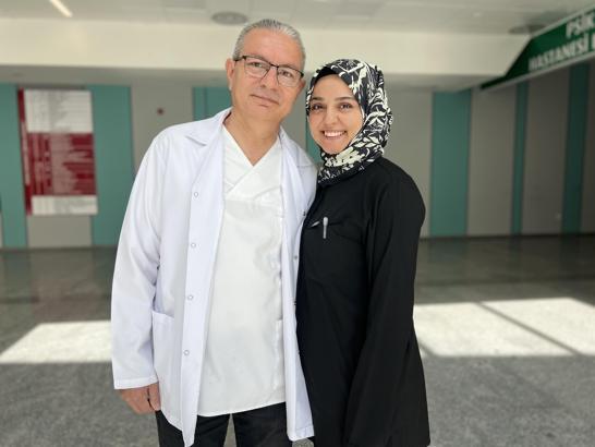 Laborant baba, hemşire kızıyla 4 yıldır aynı hastanede çalışıyor