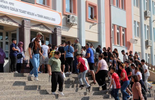 Antalya'da LGS heyecanı; çocuklar salonda, aileler dışarda terledi