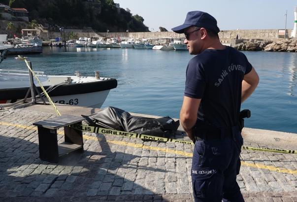 Antalya'da denizde erkek cesedi bulundu