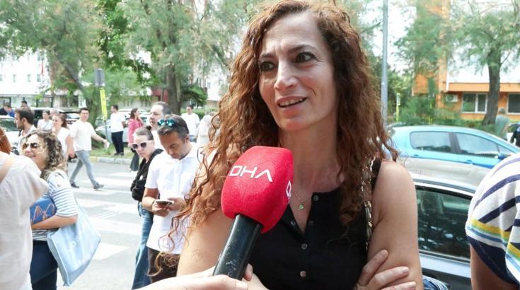 İstanbul - LGS'de ikinci oturum öncesi öğrenci ve veliler buluştu; bazı öğrenciler gözyaşlarını tutamadı