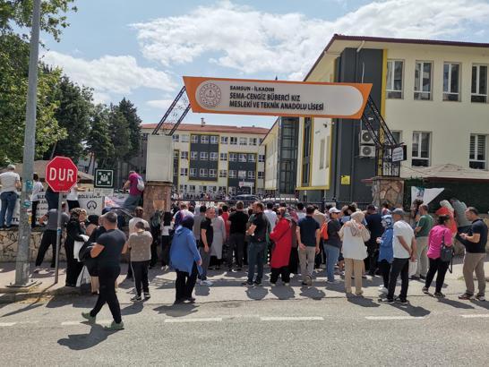 Samsun’da LGS heyecanı; çocuklar sınavda, aileler de dışarıda terledi