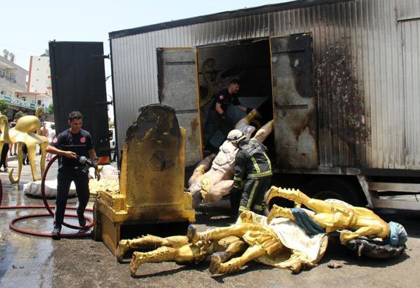 Serik'te, park halindeki kamyonda yangın