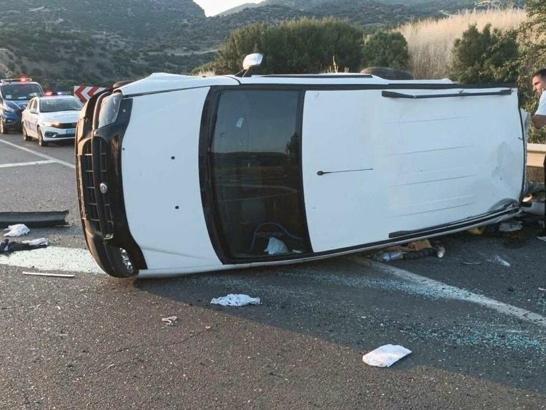 Uşak’ta hafif ticari araç devrildi: 1 ölü, 4 yaralı