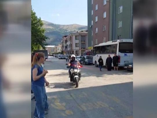 Kimliğini evde unutan öğrenciyi motosikletli trafik polisi sınava yetiştirdi