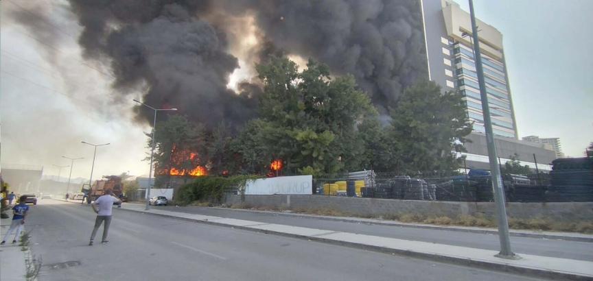 Trafoda çıkan yangın fabrikaya ve hastaneye sıçradı; hastalar tahliye ediliyor