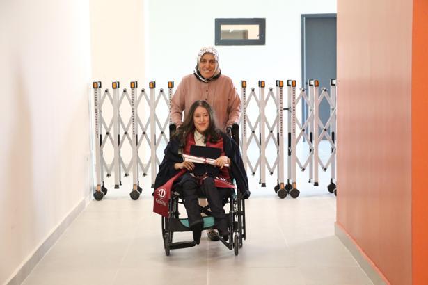 İlkokul ve ortaokula annesinin sırtında giden engelli Tuana üniversiteden mezun oldu