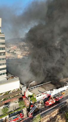 Plastik fabrikasının deposunda yangın çıktı; dumanların sardığı hastanedeki hastalar tahliye edildi / Ek fotoğraflar