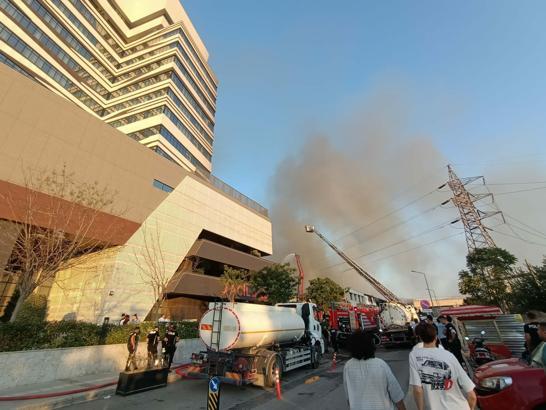 Plastik fabrikasının deposunda yangın çıktı; dumanların sardığı hastanedeki hastalar tahliye edildi (3)