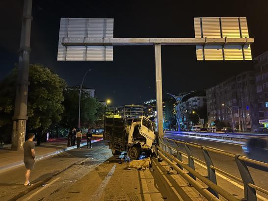 Kocaeli'de, tabela direğine çarpan kamyonun şoförü yaralandı