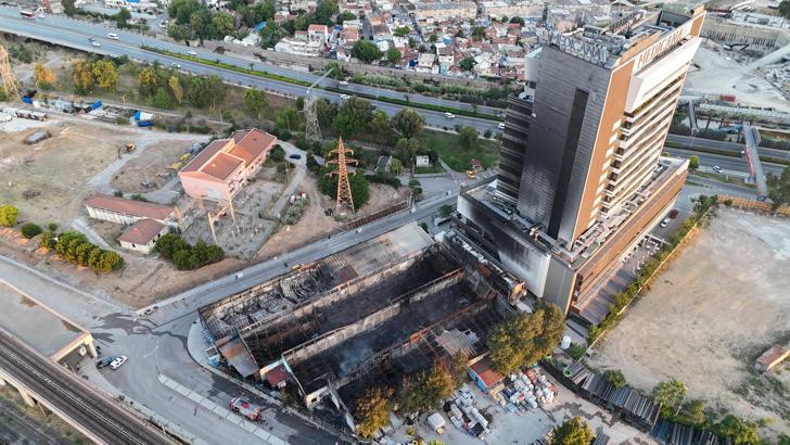 İzmir'deki plastik fabrikasının deposunda çıkan yangının hasarı gün aydınlanınca ortaya çıktı / Dron görüntüleri