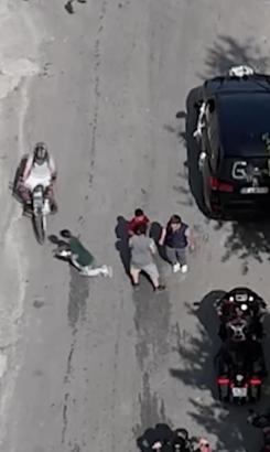 Düğün konvoyunun önünü kesmek isteyen çocuğa motosiklet çarptı; o anlar dronla görüntülendi