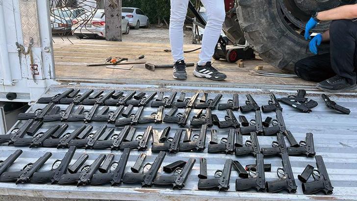 TIR'daki traktöre gizlenmiş 420 ruhsatsız tabanca ele geçirildi; şoför tutuklandı