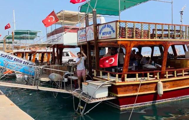 Açıkta yakalanan köpek balıklarının görüntüleri sosyal medyada paylaşıldı, turizmciler mağdur oldu