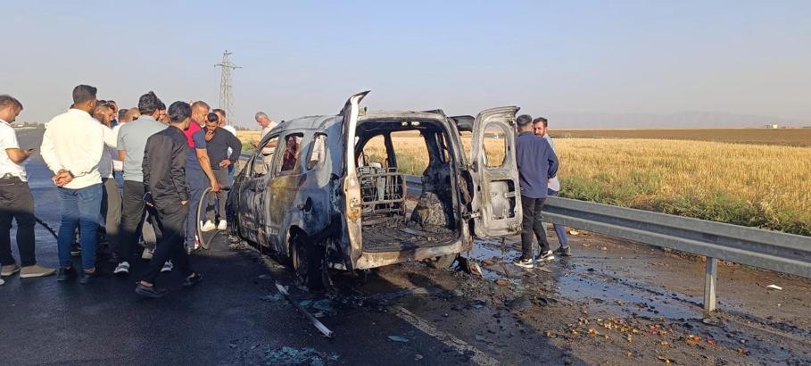 Silopi’de seyir halindeki hafif ticari araç, alev alarak yandı