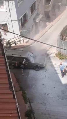 İstanbul - Beyoğlu’nda öfkeli sürücü yanan aracının camlarını tekmeyle, aynalarını yumrukla kırdı; O anlar kamerada