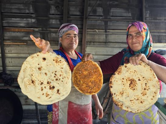 Depremzede kadınların tandır mesaisi; ekmeklerini ateşten çıkarıyorlar