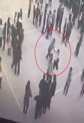 Okuldaki kutlamada öğrenciyi döven öğretmene 5 bin TL ceza; darp kamerada