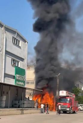 Mobilya imalathanesinin bahçesindeki atıklar alev alev yandı
