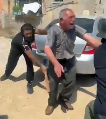 Gençleri dövüp serbest kalan şüpheli, mahalledeki başka bir kişiyi de darbetmiş