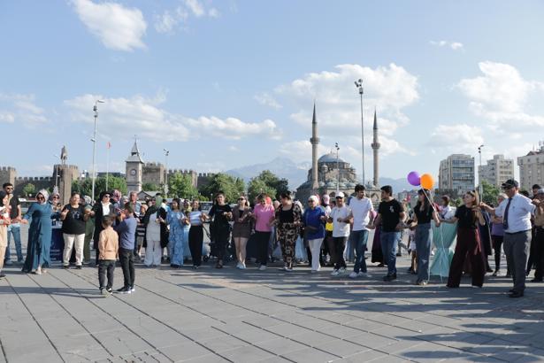 Kampanyası tamamlanan SMA’lı Muhammed için valilik önünde kutlama