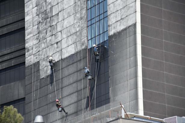 İzmir'deki plastik fabrikasının deposunda çıkan yangının hasarı gün aydınlanınca ortaya çıktı (2)