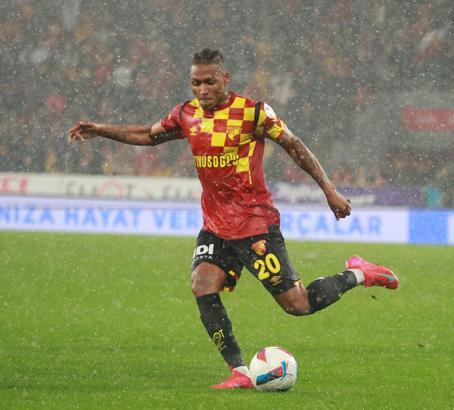 Göztepe'de Miroshi'ye Alman kancası