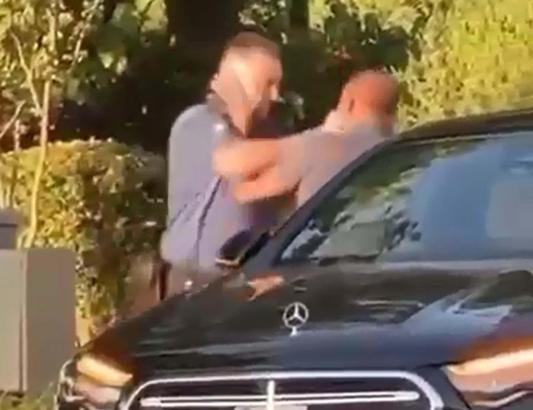 Biri polis memuru, 2 sürücünün yumruklu kavgası kamerada