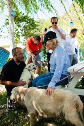 Ajda Pekkan’dan HEPAD’a ziyaret; hayvanseverlere sahiplenme çağrısında bulundu