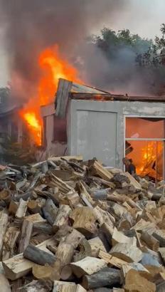 Elazığ’ın atölyede çıkan yangın yandaki işyerine sıçradı
