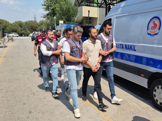 Arkadaşlarıyla plan yapıp çalıştığı iş yerinde hırsızlık yaptı