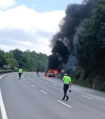 Seyir halindeyken alev alan kamyonet kullanılamaz hale geldi