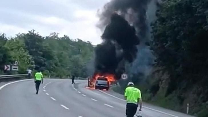 Seyir halindeyken alev alan kamyonet kullanılamaz hale geldi