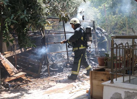 Odunluktaki yangında 2 bisiklet yandı