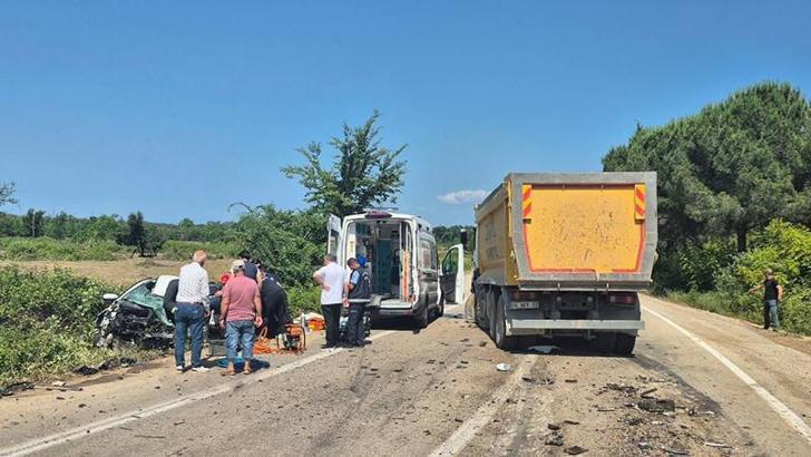 Kamyonla çarpışan otomobilde sıkışan sürücü öldü