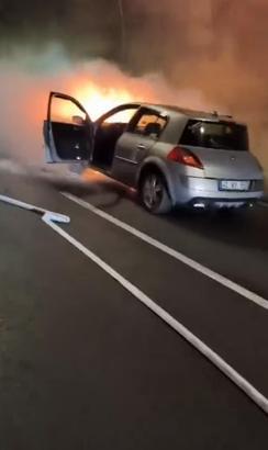 Tünelde yanan otomobil korkuttu