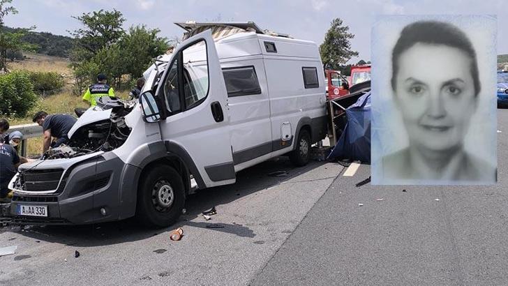 Karavan, otoyolda kamyona çarptı; 1 ölü, 1 yaralı