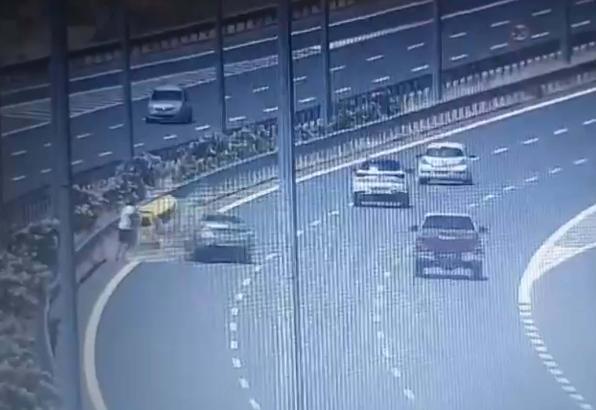 Otomobilin taksiyle çarpıştığı kaza kamerada: 1 ölü