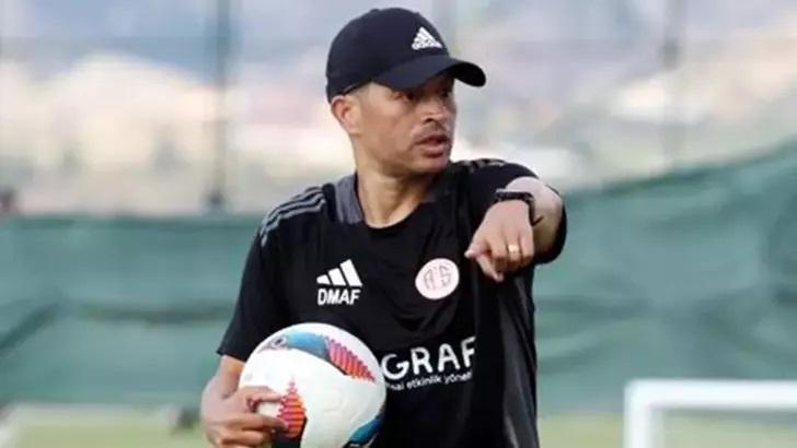 Brezilya Serie B takımlarından Operario, teknik direktörlük görevine Alex de Souza'yı getirdi