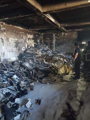 Mardin'de depo yangınında 1 itfaiye eri dumandan etkilendi