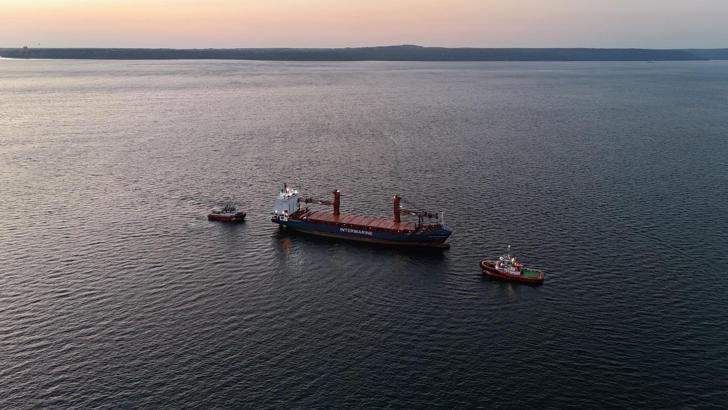 Çanakkale Boğazı’nda bir geminin makine dairesinde çıkan yangın söndürüldü / Ek fotoğraflar