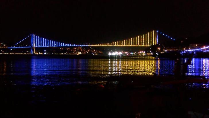 İstanbul- İstanbul Boğazı'ndaki köprüler, şampiyon Fenerbahçe'nin renkleriyle ışıklandırıldı