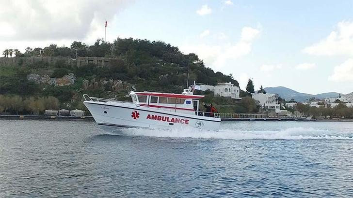 Leros Adası açıklarında parmağı kopan kadın, deniz ambulansıyla Bodrum'a getirildi