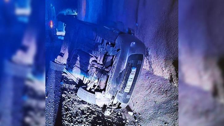 Otomobil su kanalına düşüp, istinat duvarına çarptı; 2 yaralı