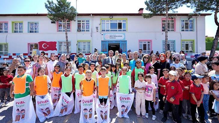 Bakan Tekin, öğrenciler ile birlikte halat çekti